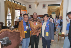 Sambut Delegasi BPD se-Indonesia, Dirut Bank Bengkulu Kenalkan Syal Batik Besurek Khas Bengkulu