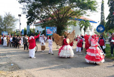Efisiensi Anggaran Tak Padamkan Semangat, ASN Mukomuko Tampil Unik di Pawai HUT ke-81 RI