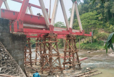 Pernah Ambruk Diterjang Banjir, Pemasangan Rangka Jembatan Lubuk Selandak Dilanjutkan