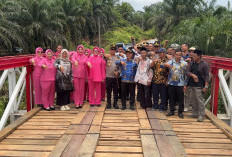 Siap Digunakan, Kapolres Mukomuko Resmikan Jembatan Merah Putih Presisi