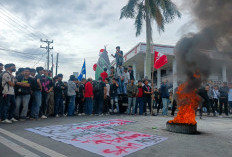 Mahasiswa Tri Muda Demo DPRD Bengkulu, Bakar Ban hingga Siapkan Tali Tambang