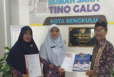 Disdukcapil Kota Bengkulu Serahkan Akta Kelahiran, KK dan KTP ke Rumah Sakit Tino Galo