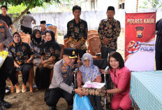 Tembus Desa Terisolasi, Polres Kaur Salurkan Bansos HUT Bhayangkara ke-80