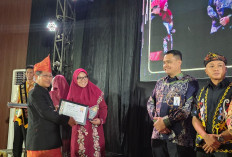 Sosok Inspiratif dari Mayraa Montessori dan Humairaa Madrasahku, Dr. Rina Raflesia Terima Penghargaan UIN FAS