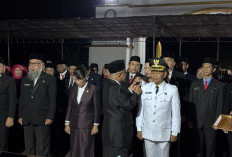 69 Pejabat Bengkulu Utara Dilantik Malam Hari di Taman Makam Pahlawan