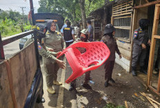 Bangunan Liar yang Berjejer Nempel di Pagar Indomarco Dibongkar Satpol PP