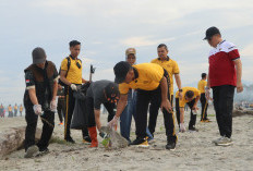 Aksi Massal Bersih Pantai Usai Lebaran, Kapolda Bengkulu Kerahkan Ribuan Personel di 38 Titik