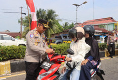 Polres Mukomuko Bagikan 1.000 Bendera Merah Putih, Ajak Warga Semarakkan HUT ke-81 RI