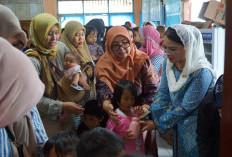 Balita Hingga Ibu Hamil di Kelurahan Surabaya Terima PMT dari Senator Destita