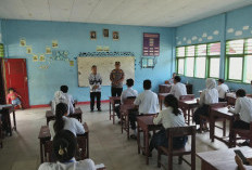 Kapolsek Enggano Tinjau Pelaksanaan Ujian Nasional di SMPN 017 dan Beri Motivasi Siswa