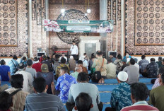 Walikota Bengkulu Salurkan Sembako untuk Duda dan Penggali Kubur