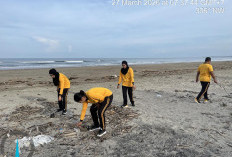 Dukung Program Gerakan ASRI, Personel Polda Bengkulu Bersihkan Pantai Kualo