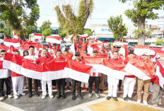 Semarak HUT Ke-81 RI, Pemkot Bengkulu Bagikan 5.000 Bendera Merah Putih untuk Warga