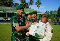 Dandim 0408/BS Bagikan Bingkisan Lebaran untuk Personel dan PNS