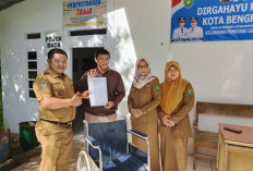 Pemkot Bengkulu Serahkan Bantuan Kursi Roda untuk Warga Pematang Gubernur