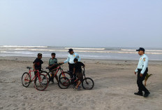 Polda Bengkulu Perkuat Pengamanan Pantai Panjang, Polisi Sapa Wisatawan dan Pedagang