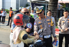 Tekan Angka Kecelakaan, Polda Bengkulu Ingatkan Pengendara Melalui Stiker Tips Keselamatan