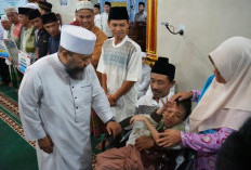 Helmi Hasan Serahkan Hibah Rp50 Juta dan Janjikan Rp 30 Miliar untuk Atasi Banjir Rawa Makmur