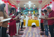 Khidmatnya Ibadah Pelita Puja di Vihara Buddhayana Bengkulu, 250 Pelita Menyala Terangi Harapan Baru