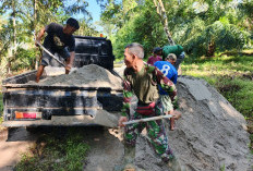TNI Kawal Pembangunan Jembatan Gantung Kualalangi, Percepat Akses dan Dongkrak Ekonomi Warga