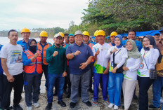 Menembus Hujan dan Gelap, Bupati BS Ajak Masyarakat Hargai Pengorbanan Petugas Lapangan PLN