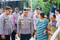 Kapolda Bengkulu Tinjau Banjir dan Longsor di Lebong, Salurkan Bantuan untuk Korban