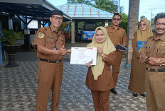 Dukcapil Kota Bengkulu Beri Penghargaan untuk Pegawai yang Tetap Layani Warga Saat Libur Nasional