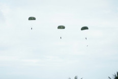 Langit Bengkulu Dipenuhi Penerjun Kopassus, Ribuan Warga Saksikan Aksi Free Fall dari Ketinggian 10.000 Kaki