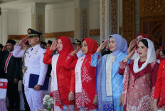 Kenakan Kebaya Merah, Senator Destita Khairilisani Tampil Anggun di Upacara HUT ke-81 RI di Bengkulu