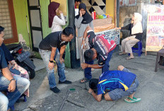 Bukan Cuma Padamkan Api, Damkar Bengkulu Selatan Bantu Warga Ambil Kunci di Gorong-Gorong