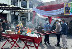Kejari Bengkulu Musnahkan Barang Bukti 106 Perkara, Ribuan Pil hingga Sajam Geng Motor Dibakar