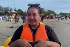 Pantai Zakat Jadi Primadona Libur Lebaran, Wisatawan Nikmati Serunya Bermain Air