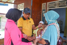 Sentuh Sisi Kemanusiaan, Polres Mukomuko Salurkan Bansos untuk Anak-Anak Sakit di Kawasan Benteng Anna