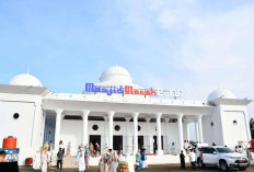 Plh Wali Kota Bengkulu Ronny PL Tobing Salat Idul Adha di Masjid Merah Putih