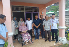 Wali Kota Bengkulu Serahkan Dua Unit Kursi Roda untuk Warga yang Membutuhkan